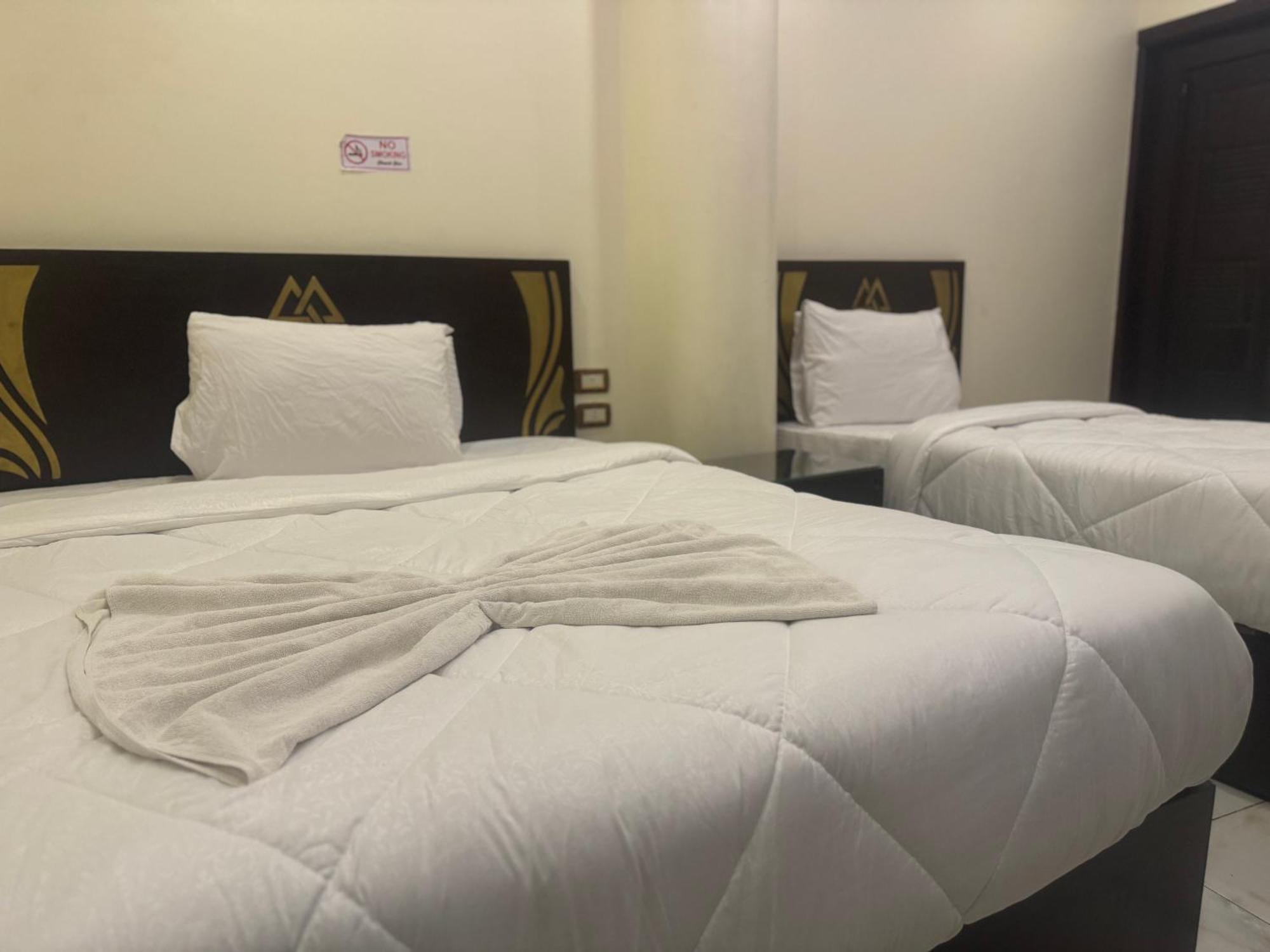 Pyramids And Sphinx Hotel Kafrat al Jabal Bagian luar foto